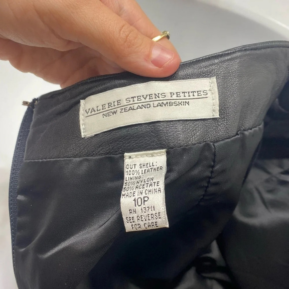 Vintage Valerie Stevens|| Leather Black Mini skirt, with slit detailing.… - Picture 9 of 9